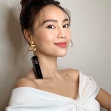 Ca sĩ Đức Phúc 'chơi lớn' dùng hẳn 2 cây son đặt lên xương quai xanh khoe  độ mỏng manh, gợi cảm, 'đánh bại' khối chị em phụ nữ đang theo trend