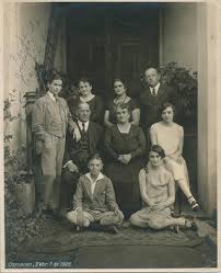 As a huge frida kahlo fan myself, i thought i'd seen just about all the best photographs of the iconic artist, but today i stumbled upon. V A Photographing Frida Kahlo