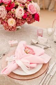 Pliage De Serviette De Tissu Rose Pastel Decoree D Une Rose Delicate Pliage Serviette Tissu Serviettes En Tissu Pliage Serviette Mariage
