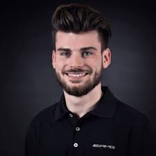 Mitarbeitende von Mercedes-AMG GmbH