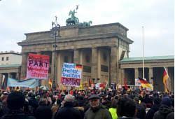 Anhänger der identitären bewegung sind am samstag auf das brandenburger tor in berlin geklettert. Nikolai Nerling Theo Schneider