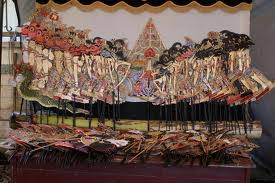 Ada yang mengatakan bahwa wayang kulit ada sebelum abad pertama yang bertepatan dengan munculnya ajaran hindu dan budha ke area asia tenggara. Asal Usul Wayang Kulit Purwa Suryapost