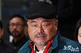 가수 김흥국(63)이 오토바이를 친 뒤 달아난 혐의로 입건돼 경찰 조사를 받고 있다. Tfd43c06sykqpm