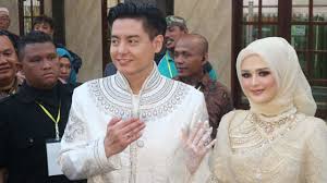 Kini hubungan cut meyriska dan roger semakin dekat, namun keduanya tak banyak bicara tentang kedekatan hubungan itu. Roger Danuarta Jatuh Hati Pada Pandangan Pertama Dengan Cut Meyriska Kumparan Com