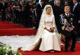 Spitze, tüll und ein sündiger ausschnitt: Royale Hochzeitskleider Marchen Hochzeitskleider Konigliche Hochzeitskleider Couture Brautkleider