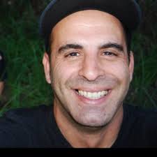 📓 'Personaje' según la RAE 1. m. Persona de distinción, calidad o  representación en la vida pública 3. m. Persona singular que destaca por su  forma peculiar de ser o de actuar