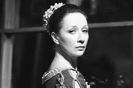 Zadebiutowała w teatrze 3 marca 1951 roku, na scenie teatru ziemi pomorskiej w bydgoszczy w spektaklu moralność pani dulskiej gabrieli zapolskiej jako hesia. 52o7ekdmrbw4sm