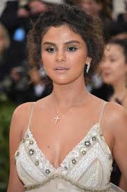 Selena marie gomez)‏ (مواليد 22 يوليو 1992) هي مغنية وممثلة ومنتجة أمريكية، وهي المولودة الوحيدة لأب من أصل مكسيكي وأم من أصل إيطالي. Ù†Ø¬Ù…Ø§Øª Ø§Ø¹ØªØ±ÙÙ† Ø¨Ø£Ø³ÙˆØ£ Ø§Ù„Ø¥Ø·Ù„Ø§Ù„Ø§Øª Ø§Ù„ØªÙŠ Ø¸Ù‡Ø±Ù† Ø¨Ù‡Ø§ Ø§Ù„Ø¨ÙˆØ§Ø¨Ø©