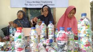 Studi kasus pada kemasan mie instan merek indomie terhadap mahasiswa universitas sanata dharma. Keuletan Para Lansia Indramayu Dalam Membuat Kursi Ecobrick Dari Limbah Botol Dan Plastik Kemasan Tribun Cirebon