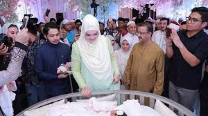 Masuk ke dalam rumah, kamu akan disambut dengan ruang tamu. 11 Tahun Menanti Kehamilan Siti Nurhaliza Umumkan Nama Anaknya Di Acara Aqiqah Bertabur Kemewahan Halaman All Tribunnews Com Mobile