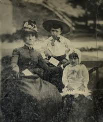 Zerelda Amanda Zee Mimms James With Her Two Children Jesse Edwards And Mary Susan James Highly Likely Just A Few Months Wild West Outlaws History Old West
