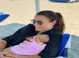 I figli abbracciano vivienne dopo le vacanze con buffon alena seredova sogna il quarto figlio con alessandro nasi dopo l'arrivo di vivienne alena seredova. Alena Seredova Tenera Immagine Al Mare Con La Figlia Foto