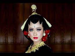 Setting hair by using 4 seni kerajinan dan pariwisata t. Cara Membuat Sanggul Jawa Cara Memasang Pidih Part 3 Mipmop Youtube