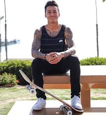 He began skating at the age of five and, by the time he was seven years old, he had already picked up his first sponsor in element. Skateboarder Nyjah Huston Nyjah Huston Men Casual Casual Hairstyles
