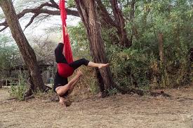 Ähnlich wie beim yoga ist auch hier das ziel, posen einzunehmen, die die muskulatur angenehm dehnen. Aerial Yoga Outdoor Aerialyoga Hannover