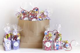 Reparte entre los invitados de tu cumpleaños bolsas y cajas de chuches originales de tus personajes favoritos: Pin En Celebralobonito