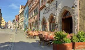 Durch die kleinen gassen laufen sie etwa 150 m bis zum marktplatz, der durch die renaissance und reformation geprägt wurde. Gotisches Haus Das Historische Hotel In Rothenburg Ob Der Tauber
