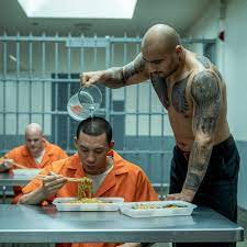 Más - ¿Qué harías si al entrar a prisión por primera vez todos te tomaran  por débil sin saber que podías derrotarlos con una sola mano? Cuando Tomás  cruzó las puertas oxidadas