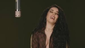 Hawái es el cuarto sencillo lanzado por maluma en el año 2020, luego de qué chimba y admv, que cuenta con una versión urbana. La Respuesta Viral De Beatriz Luengo A Maluma Con Su Version Feminista De Hawai Marca Com