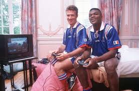 El seleccionador de francia, deschamps, da una charla al descanso en la final del mundial. The Antique Football On Twitter Didier Deschamps And Marcel Desailly Playing Video Games World Cup 1998 Http T Co 4l46geeng9