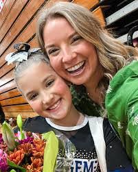 Heidi Oakes's Instagram, Twitter & Facebook