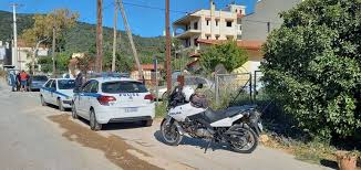 Σοκάρουν οι λεπτομέρειες της ληστείας σε σπίτι στα γλυκά νερά, στην οποία οι δράστες σκότωσαν την 20χρονη γυναίκα, όπως και τον σκύλο της οικογένειας, και άφησαν δεμένο σε μια καρέκλα τον. 7szya4pvw Jxom