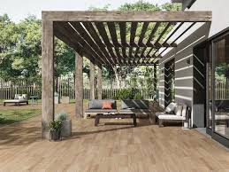 In qualsiasi contesto venga impiegato, il parquet per esterni evoca una sensazione di eleganza, finezza e fascino. Gres Effetto Legno Per Esterni Strutturato 15x61 Yukon Iperceramica