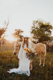Western Boho Bridal Shoot For The West And Wild Photography Western Bride Ranch Wedding Western Bridal Shoot Styled Wedding Shooting Boho Wedding Inspo