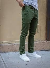 Graues T Shirt Mit Rundhalsausschnitt Olivgrune Chinohose Weisse Leder Niedrige Sneakers Fur Herren Grune Hose Manner Stile Fur Manner Mannerhosen