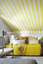 Aksesoris dinding bermotif garis horizontal dengan warna kuning untuk ruang tamu yang bagus sangat cocok untuk menghidupkan kesan cerah dan ceria. 10 Warna Cat Rumah Minimalis Yang Bagus Di 2020