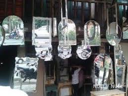 > jual cermin dinding ukuran besar di batam october 20, 2017 syamsul alam 0 comments kaca yaitu salah satu elemen penting pada bangunan, baik rumah tinggal (residensial), pertokoan, gedung bertingkat tinggi (high rise building) ataupun muti use building. Sentra Cermin Pejompongan Dari Cermin Persegi Sampai Bentuk Kartun 2