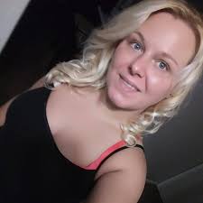 Does anybody know adrianna king she lives in eskridge ks she left her  drivers license at my job and wanting to get it back to her if you know her  have her