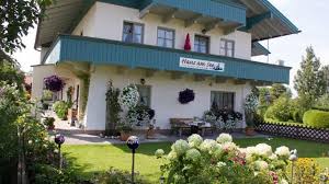 Das blaue haus ist ein direkt am see gelegenes anwesen in dessen obergeschoss ihre ferienwohnung auf sie wartet. Haus Am See Bernau Am Chiemsee Holidaycheck Bayern Deutschland