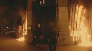 For you and your family, your business and your community. Fragwurdiges Kunstprojekt Pjotr Pawlenski Zundet Bankfiliale In Paris An Video Welt