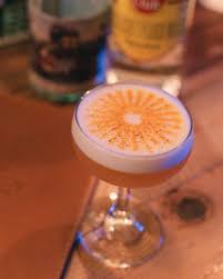 AURORA Ron Havana Club 3, infusión de viche y mango manzano, licor de  zanahoria, sweet & sour de uchuva y mango, clara de huevo Perfil: cremoso +  afrutado Técnica: maceración Intensidad: 5