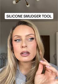 Descubra o novo tom de batom vermelho com a ferramenta RHODE