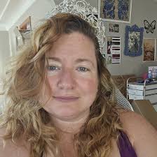 What arts organizations and events are available in Moses Lake for an  artist?