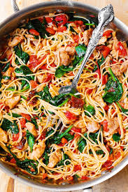 Pates Au Poulet Aux Epinards Et Aux Tomates Karen Recettesdepoulet Recettedepouletensauce Recettes De Cuisine Idee Recette Pate Recette Ratatouille Facile