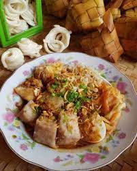 Meski ada beberapa variasi bumbu untuk kupat tahu bandung, menurut saya sebagai pencinta karedok, kupat tahu terasa sedap jika bau kencurnya terasa. Resep Kupat Tahu Bandung Sederhana