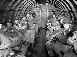 Les trois photographies illustrent l'ampleur de l'opération overlord, qui marque, sur le front occidental, un tournant décisif dans la guerre : Grand Format 6 Juin 1944 Le Debarquement En Normandie