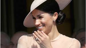 Here's everything we know about meghan markle's engagement ring and wedding band, including changes and new additions. Buckingham Palace Sells Replica Of Meghan Markle S Engagement Ring For 40 Teen Vogue