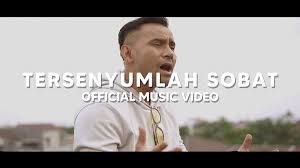 Kamu adalah aku tapi aku bukanlah. Lirik Lagu Tersenyumlah Sobat Judika