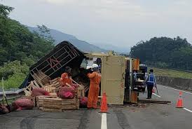 Serem truk cabe oleng ugal ugalan ets2 hasanwap. Truk Cabai Tabrak Tronton Di Tol Salatiga Bawen Sopir Tewas Terjepit Kabin Ungarannews