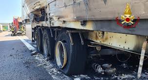 Everything you love on ebay. A4 Fumo Dal Camion Fa In Tempo Ad Accostare E A Staccare Il Semirimorchio Poi Scoppia L Incendio Foto