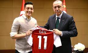 Sie übergaben trikots mit widmung, posierten für fotos: Ozil And Gundogan S Erdogan Picture Causes Anger In Germany Germany The Guardian