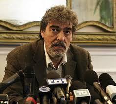 Zwar war francesco schettino verurteilt worden, er verließ aber noch am abend des urteils die stadt. Costa Concordia Captain Francesco Schettino I Only Left Because I Fell Into Lifeboat Daily Mail Online