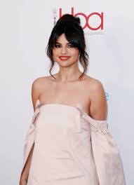 Selena Gomez At Hollywood Beauty Awards In 2020 Beauty Awards Selena Gomez Selena Gomez Photos