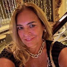 Daisy Schmidt (@tropicture)