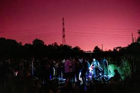 Five police officers were injured, two seriously, and a partygoer lost his hand when security forces tried to break up an illegal rave of some 1,500 people in western france, local officials said on saturday. Bilderstrecke Zu Frankfurter Techno Szene Geheime Raves Gegen Den Corona Koller Bild 2 Von 4 Faz