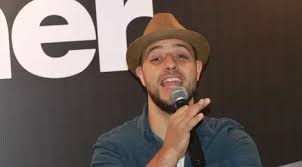 Ketikkan nama penyanyi dan judul lagu, berikan tanda kutip di judul lagu, misal: Lagu Maher Zain